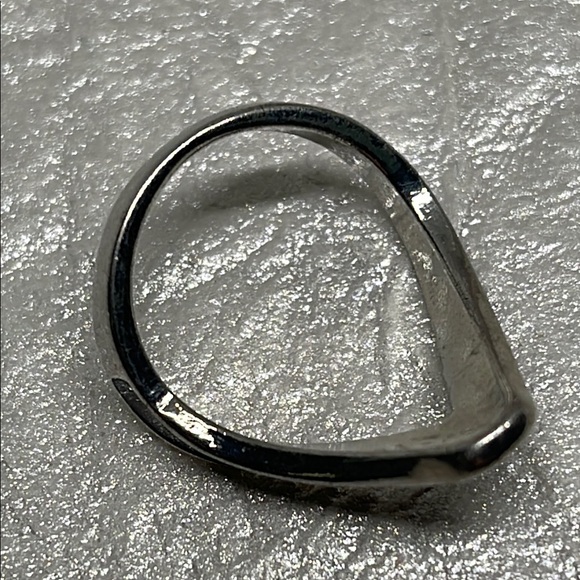 Silver tone and Black enamel V Geometric Ring - Picture 2 of 8